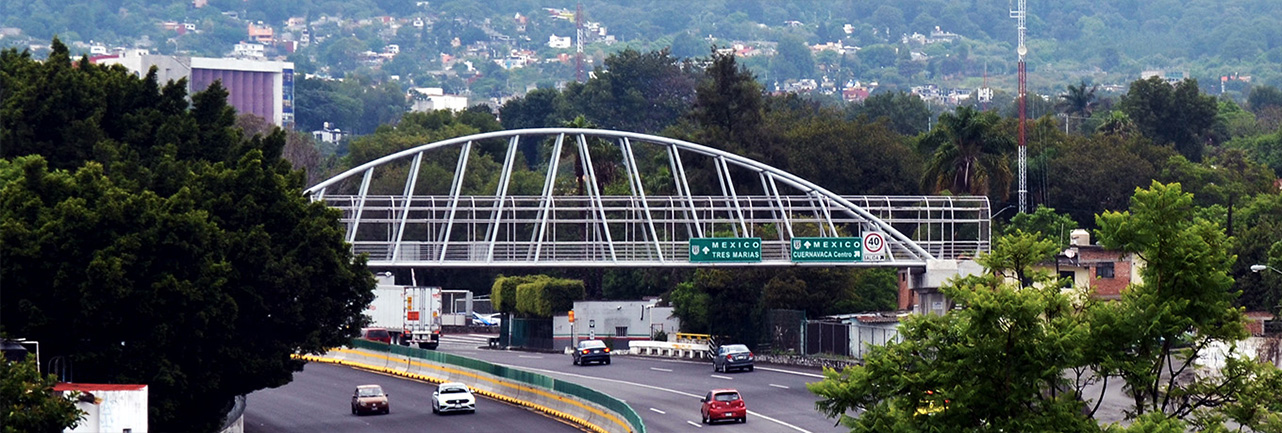 Imagen de la estructura del puente peatonal sobre el paso express en Cuernavaca