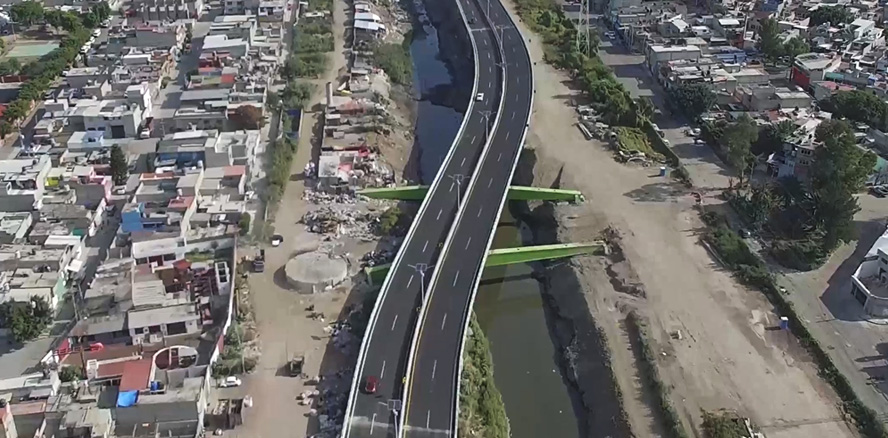Imagen aérea del puente Siervo de la Nación en una Evaluación de los Estudios de Campo y Desarrollo del Proyecto Constructivo