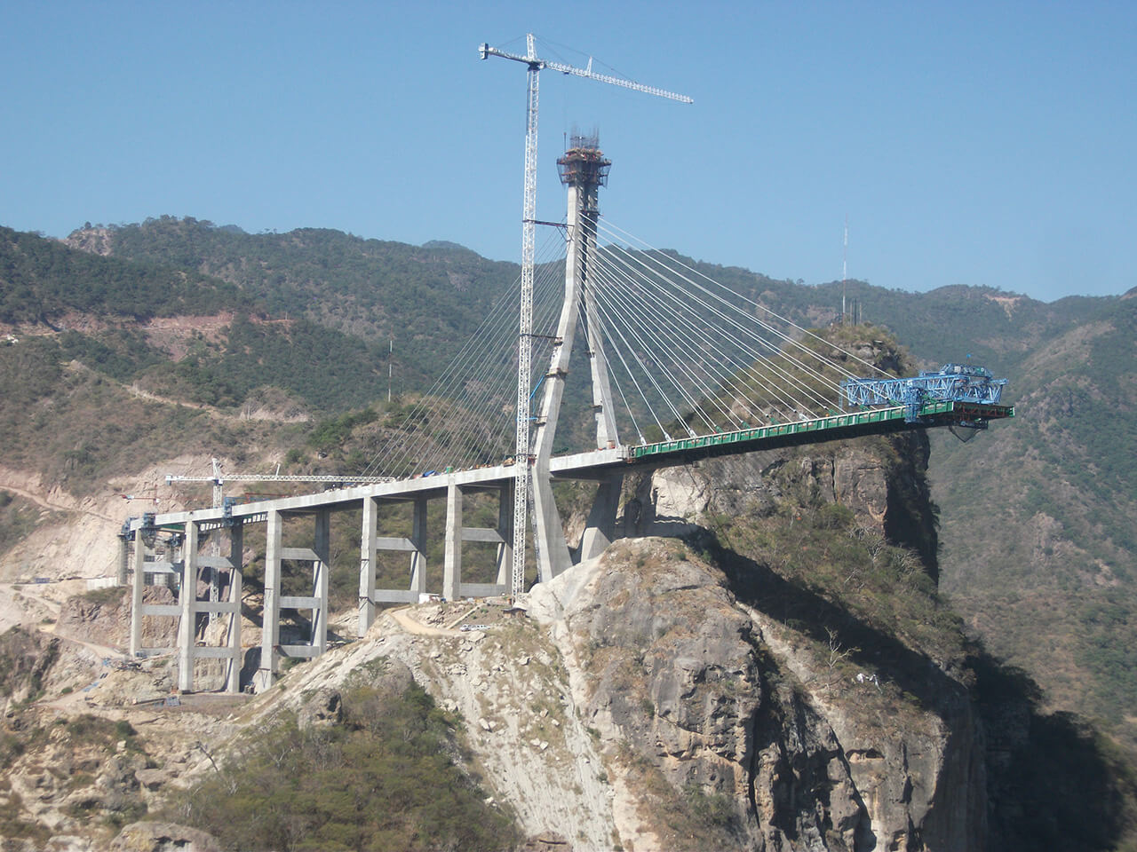 Imagen del puente baluarte en construcción