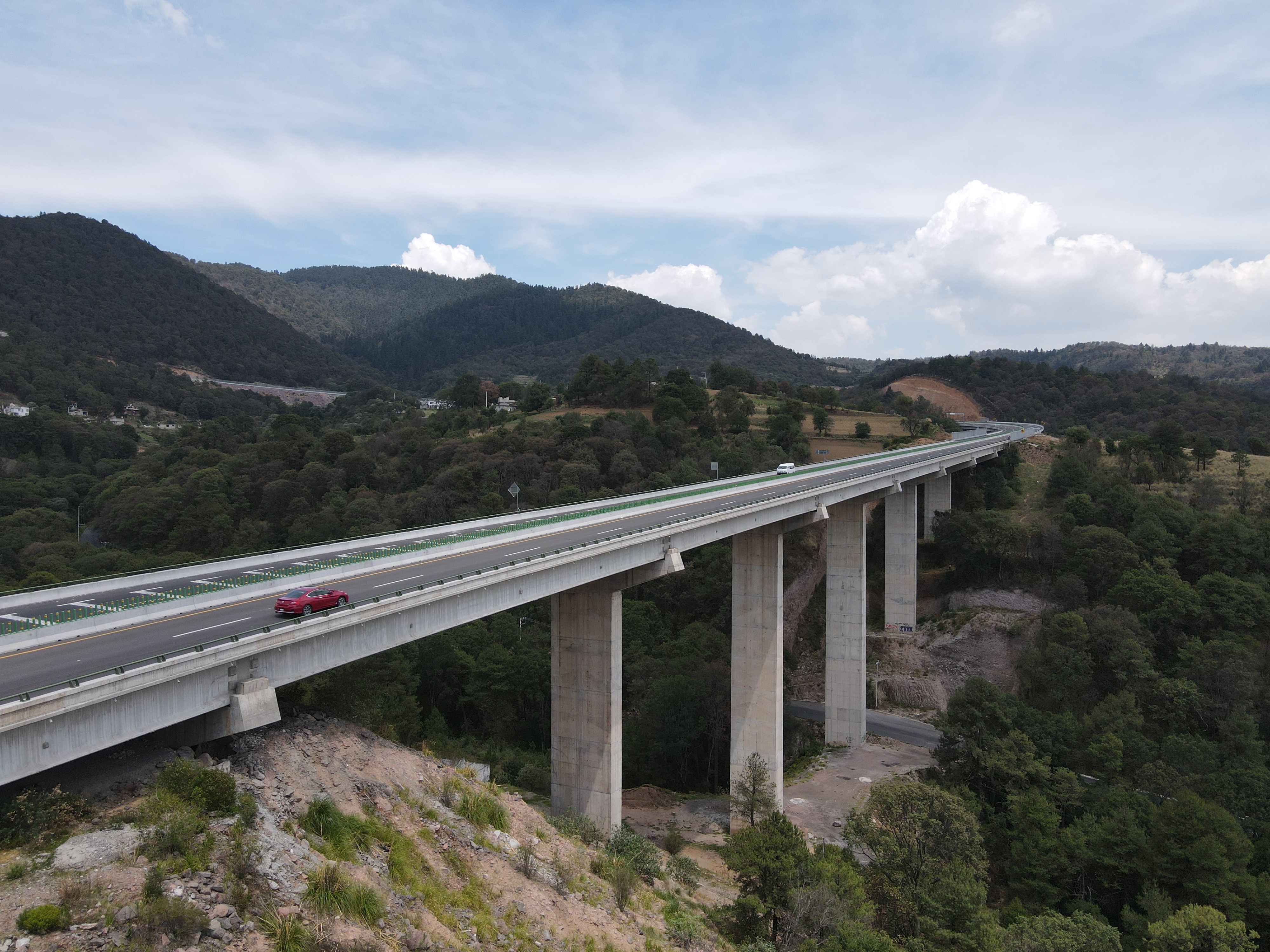 Imagen lateral del puente Xochicuautla